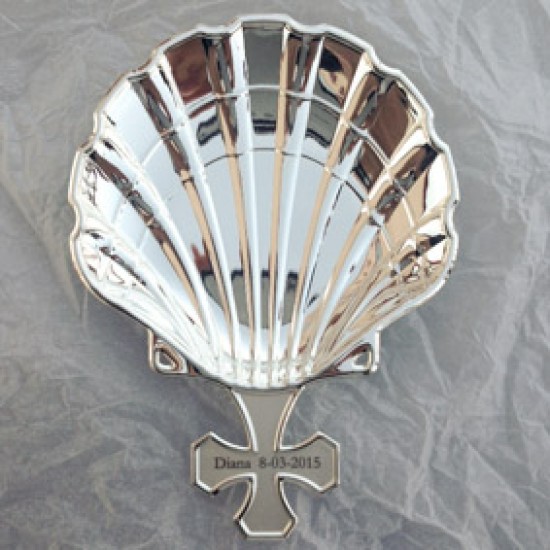 Concha de bautismo con cruz bañada en plata